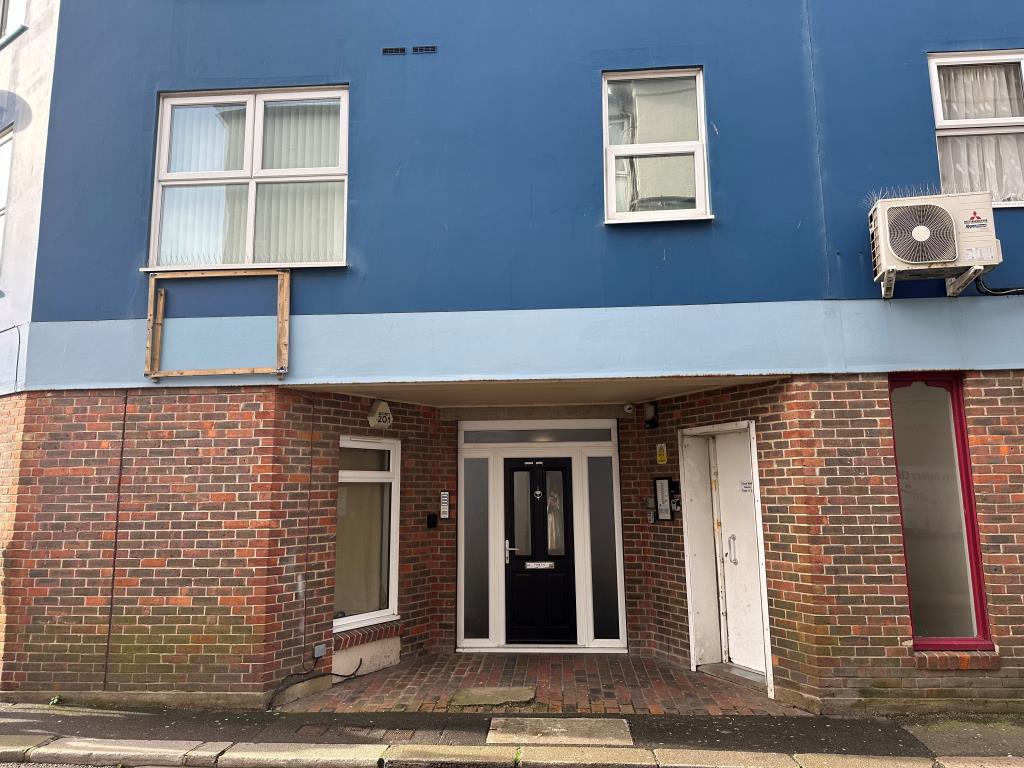 Lot: 86 - STUDIO FLAT IN CENTRE OF BOGNOR REGIS FOR INVESTMENT - Outside